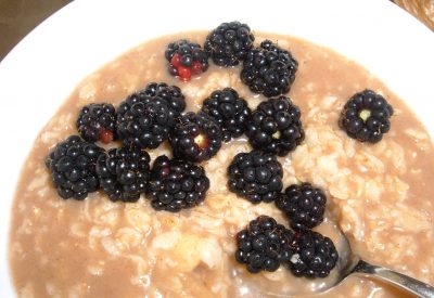 cinnamon banana oatmeal with blackberries