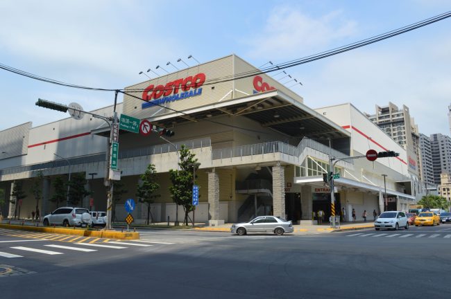 Why Costco’s Membership Model Is So Powerful (And How It Hooks You In)