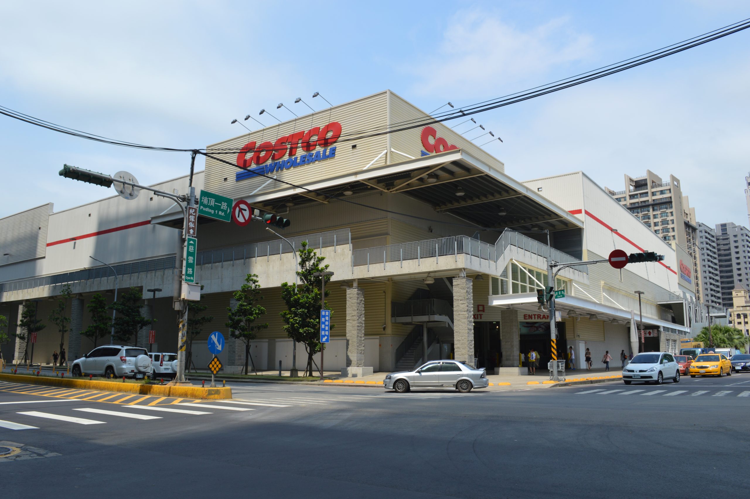 Why Costco’s Membership Model Is So Powerful (And How It Hooks You In)