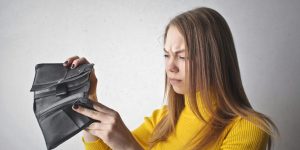 Spending Money Dilemma: 7 Clues That You're Wasting Your Extra Money on Bad Grocery Store Habits