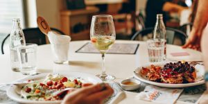 8 Reasons You'll Never Lose Weight if You Constantly Eat Out