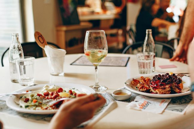 8 Reasons You'll Never Lose Weight if You Constantly Eat Out