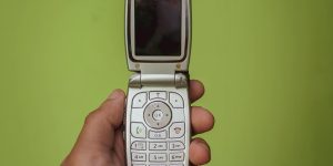 6 Phone Accessories That Died With the Flip Phone