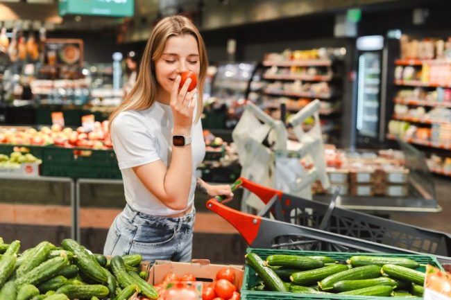 shutterstock_2477082273 8 Tips for Avoiding Impulse Buys at the Supermarket