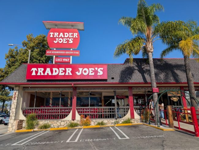 shutterstock_2713741711 Trader Joe's Claims No 1 Spot for Customer Satisfaction in New National Ranking