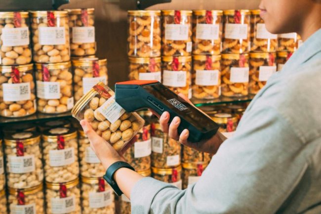 pexels-imin-technology-276315592-12935049 (1) The Scan and Go Shift: Why Some Grocers Are Scaling Back Mobile Checkout